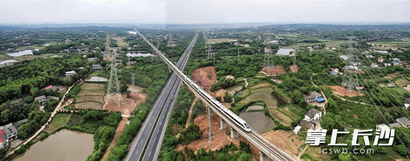 长赣高铁湖南段首条110千伏高压线路迁改顺利完成。 通讯员供图