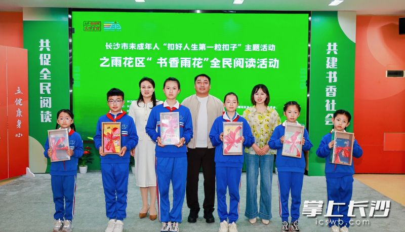 活动尾声，与会领导为孩子们送上蔡皋老师的《花木兰》《桃花源的故事》等优质绘本，让书香与温暖直抵心田。