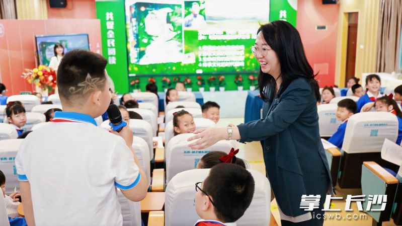 长沙市优秀儿童阅读推广人王迎春带来《万物有信》导读课，用趣味课堂点燃孩子们的阅读热情。