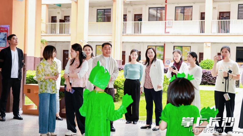 活动现场，砂子塘澜湾小学18个班级同步亮出阅读成果，各班“书香少年”集体亮相，成为校园里最亮眼的风景。 均为长沙晚报通讯员谢智江摄