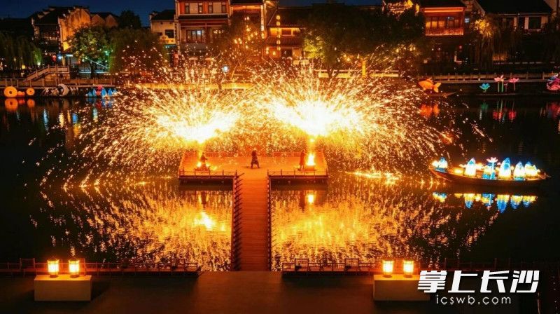 5月1日至5日，靖港古镇“国潮花火节”启幕，将上演巨型打铁花。