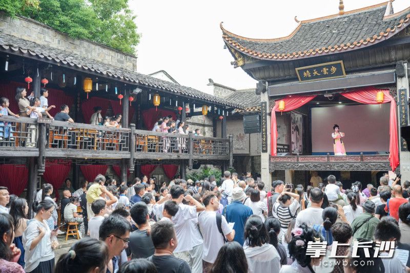 靖港八元堂内，花鼓戏、歌舞表演、民俗展演轮番上演。图片均由受访者提供