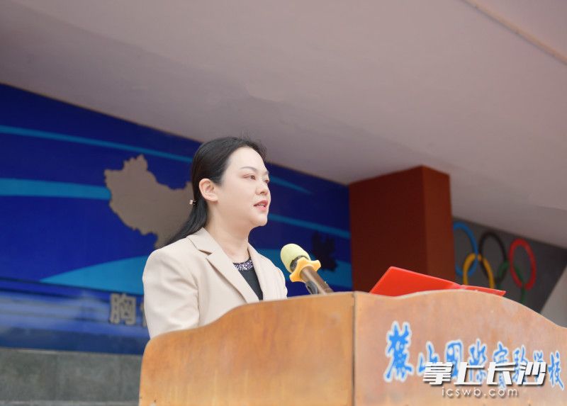 麓山国际实验学校校长杨革非在第9周国旗下的讲话中，以《育“六有少年”，与时代同行》为题，阐述了学校“六有少年”育人新理念。均为学校供图
