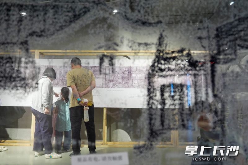 观展的一家人。