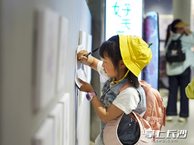 展厅里的小画家在临摹。