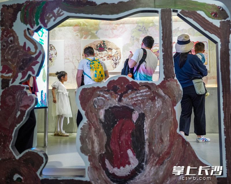 市民和游客在观展。