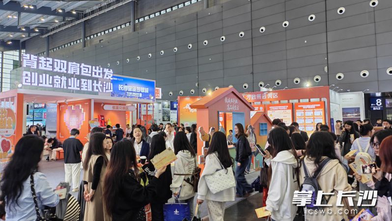 “双肩包区”是现场人气最火爆的区域。 均为长沙晚报全媒体记者曹开阳摄