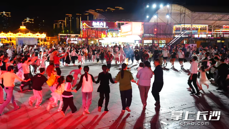 湘潭万楼·芒果青年码头五一狂欢节火热开启。