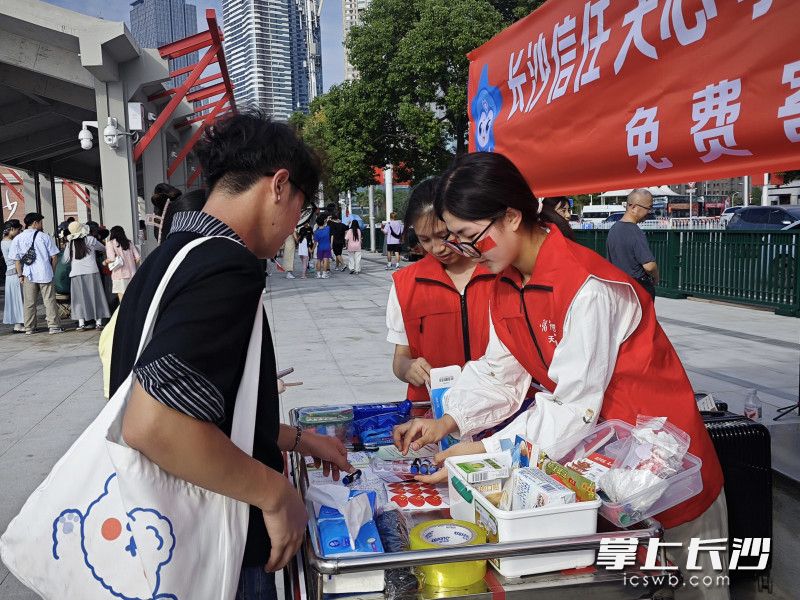 去年的爱心小推车，为不少市民游客解了燃眉之急。