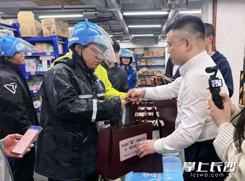 外卖骑手收获“暖心礼包”。 均为通讯员 甘芷琪 摄