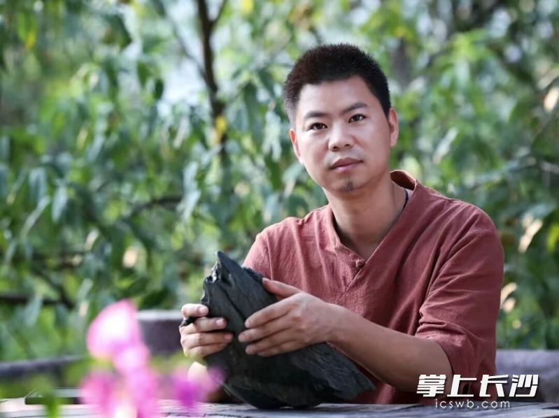 谷山砚雕刻技艺代表性传承人张学军开启专场直播。
