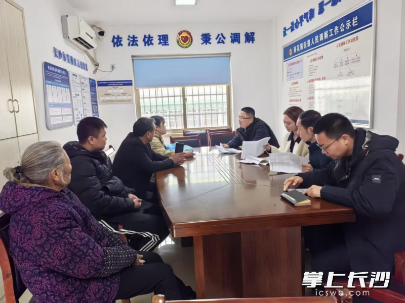  公益律师在调解矛盾纠纷。