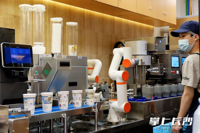 茶颜悦色自研的奶茶调饮机器人高效出品。通讯员刘巧芳 供图
