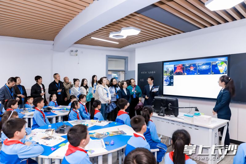 课堂展示吸引了入校教育工作者的关注。