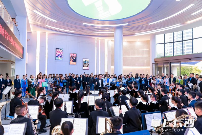 今日，2026年湖南省学科美育教学改革观摩培训活动走进长沙市雨花区砂子塘天华小学，来自全省的200余名教育工作者齐聚校园。 均为长沙晚报通讯员黄迎港摄