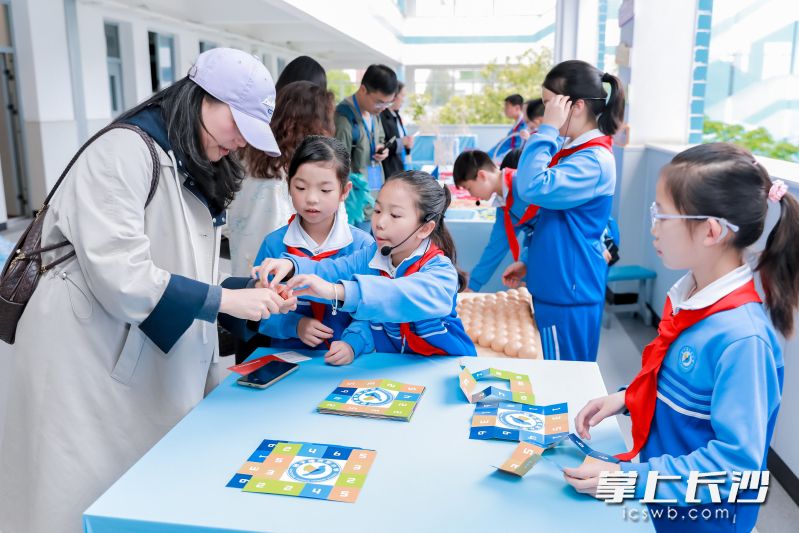 教育工作者入校跟学生互动。