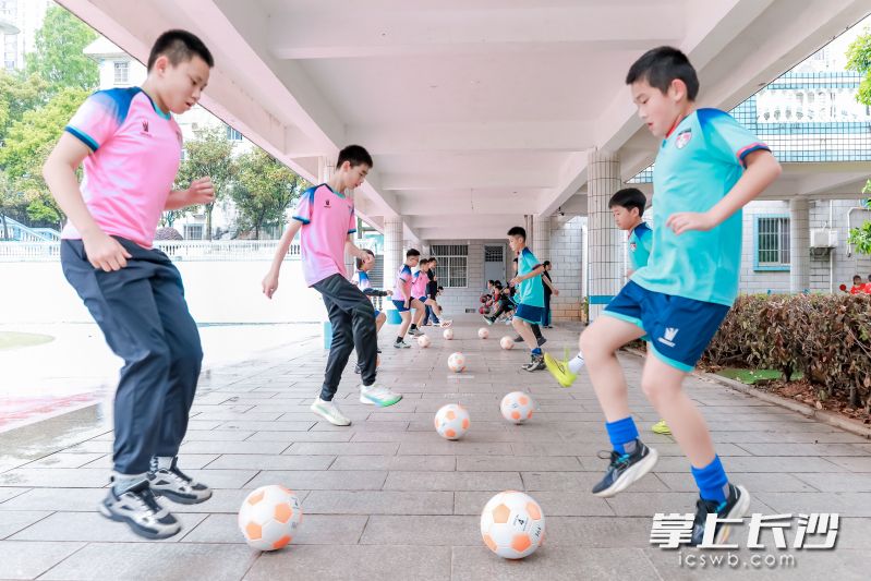 体育展示环节，学生活力满满。