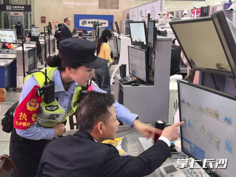 长沙南站安检口，派出所民辅警和工作人员全力防范各类安全隐患。 均为长沙晚报全媒体记者张洋子、通讯员张威摄
