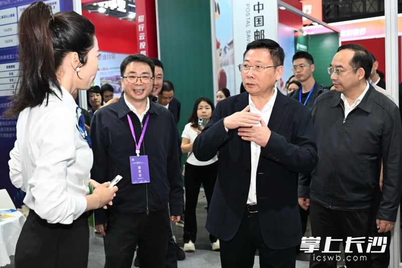 与会领导嘉宾巡馆。 均为长沙晚报全媒体记者王志伟摄
