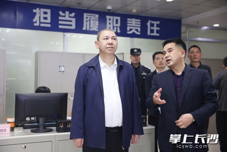 刘新良在湘江新区综合交通枢纽客运站检查安全生产工作。 均为长沙晚报全媒体记者 盛磊 摄