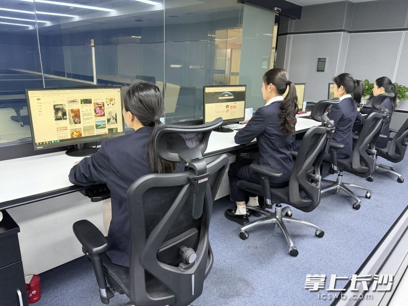 “城管客服”化身“网络巡逻员”，在抖音、小红书、今日头条、微博四大平台主动“接单”，变被动等投诉为主动寻问题。市城管局供图