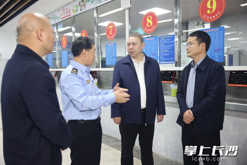 刘新良（右二）在雅礼中学检查食品安全工作。