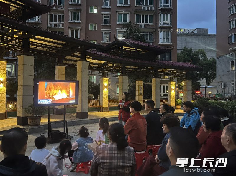 社区工作人员结合近期全国各地发生的电动车火灾典型警示案例，向在场居民剖析飞线充电、入户充电等行为的危害。 均为长沙晚报全媒体记者贺文兵摄