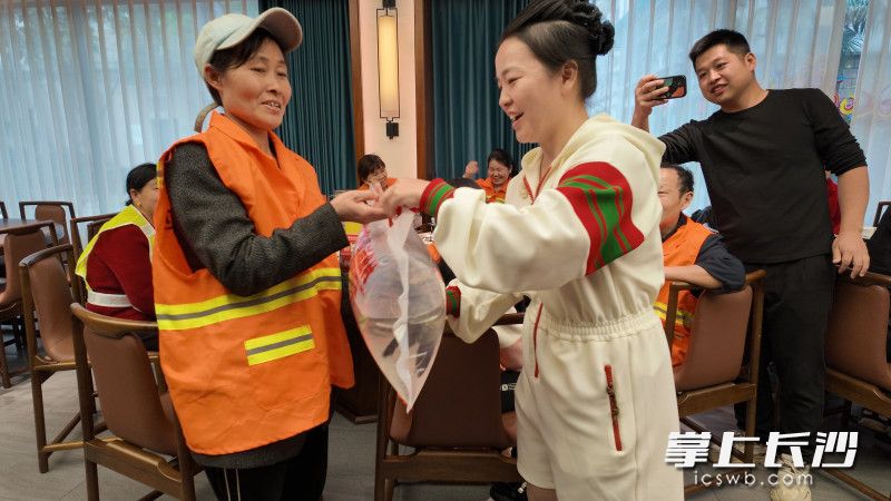 环卫工人收获了爱心企业赠送的鲜鱼。均为全媒体记者 周游 实习生 李佳峰 摄