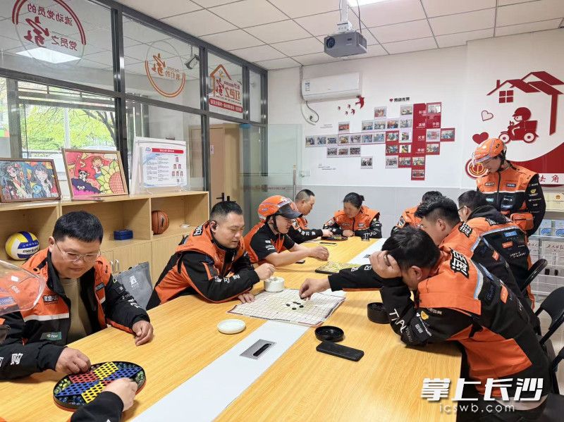 工会驿站内还组织了五子棋对弈、趣味小游戏等互动环节。