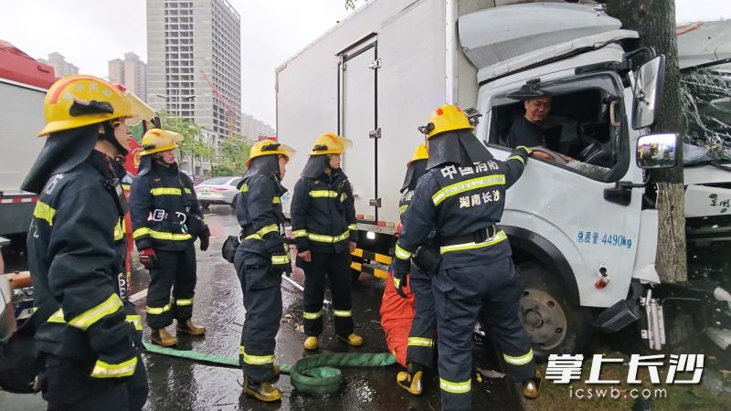 图为救援现场。长沙晚报通讯员 王磊 摄