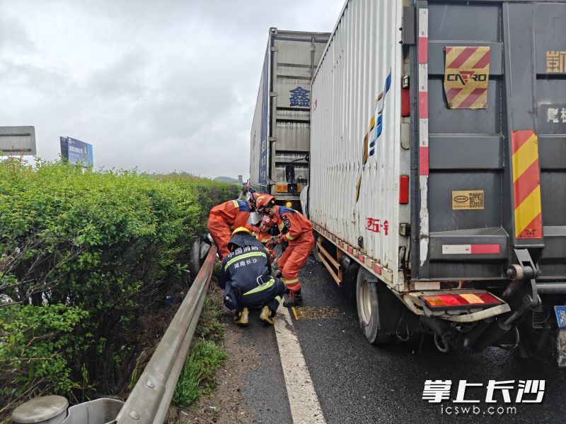 消防员正在救援被困人员。 长沙晚报通讯员 王磊 摄