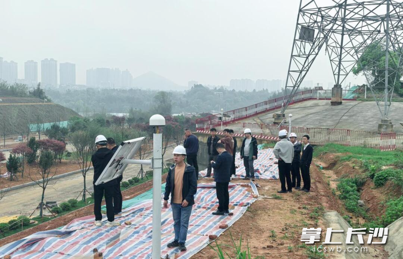 受到预警后，相关部门立即对位于望城区的某高压电塔围护边坡进行了处理。受访者供图