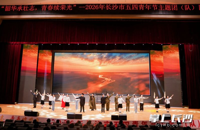 南雅梅溪湖中学学生社团表演话剧《破晓》。 均为长沙晚报通讯员王佳骏供图