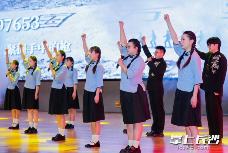 长沙铁路第一中学青年教师带来表演唱《197653》。