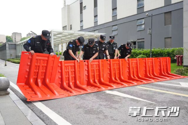 湖南银行地下车库防倒灌演练现场。 长沙晚报全媒体记者 林暘 摄