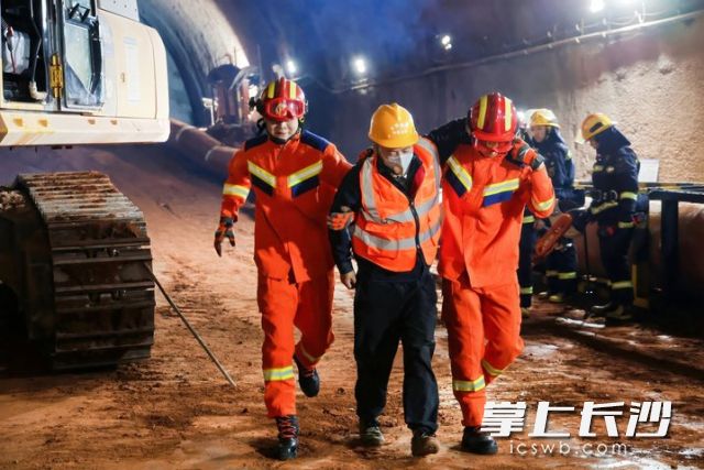 现场，救援人员“营救”被困作业人员。