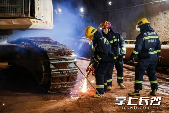 演练过程中，各部门火速赶赴现场，各司其职开展破拆救援等工作。