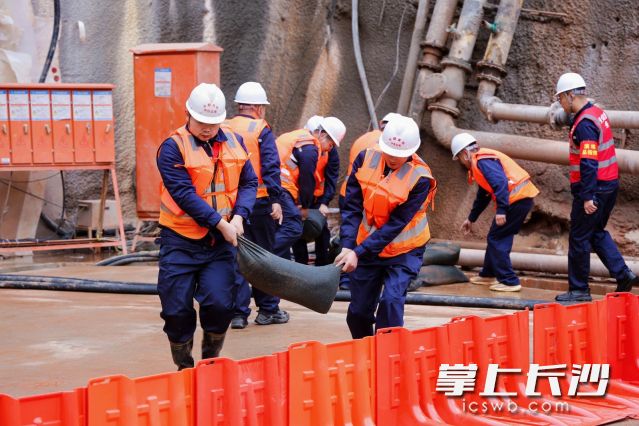 演练实景设置隧道坍塌、高处坠落、隧道雨水倒灌、河道墩台洪汛四类突发场景。