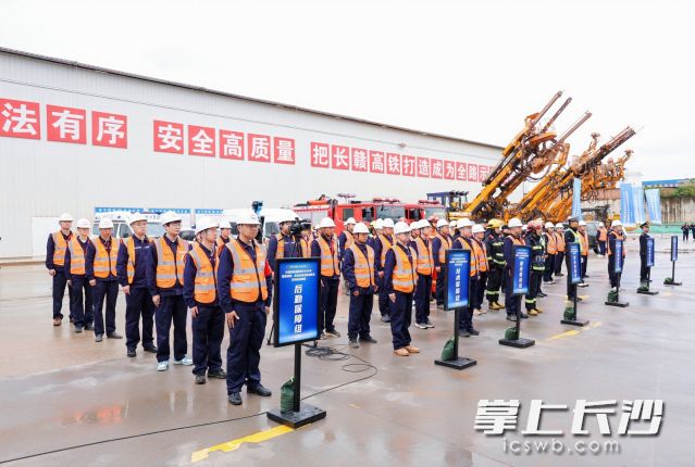 长赣高铁湖南段隧道坍塌、高处坠落及防洪防汛综合应急救援演练今日在机场西隧道1号井开展。  均为长沙晚报通讯员张珊珊供图