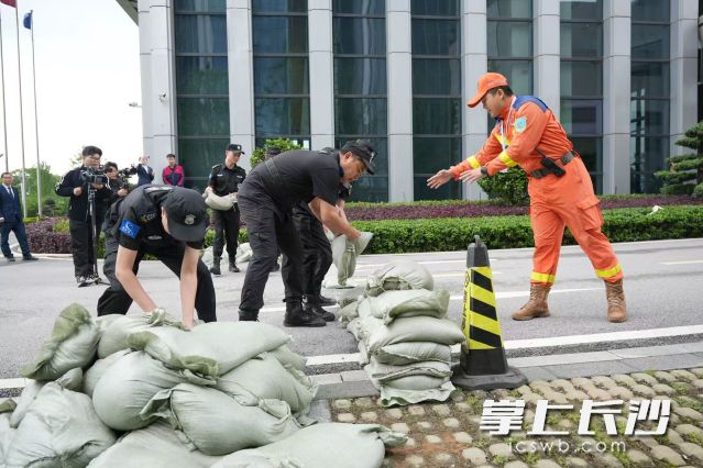 天心区阳光应急救援队队长现场指导堆叠沙袋。 长沙晚报全媒体记者 林暘 摄