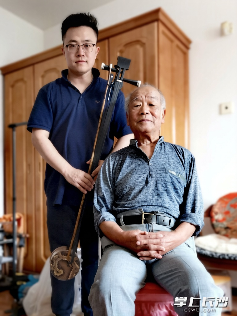 几年前师徒合影。均为通讯员 供图