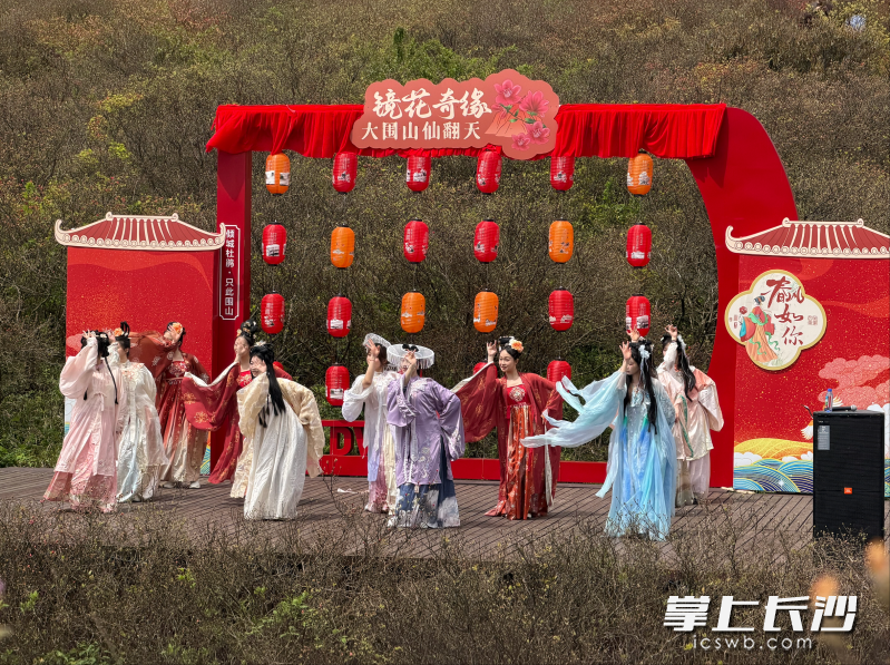 你不再是普通游客，而是花海剧情的主角——与百花仙子近距离“唱歌尬舞”。长沙晚报通讯员 张沁 供图