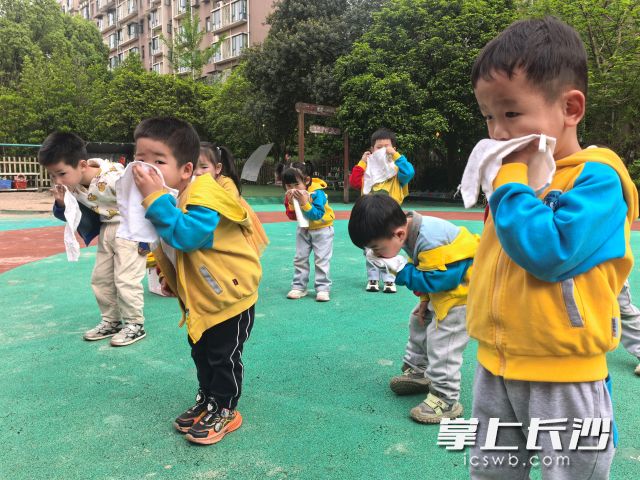 孩子们用湿毛巾捂住口鼻。