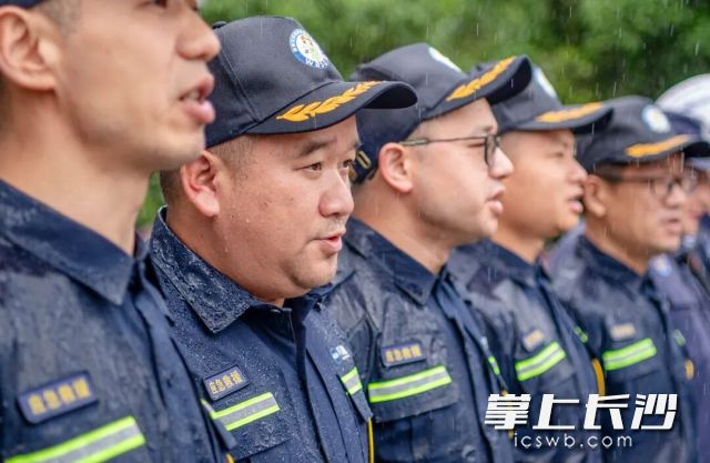 百余名骨干队员按照指令冒雨准时完成集结。