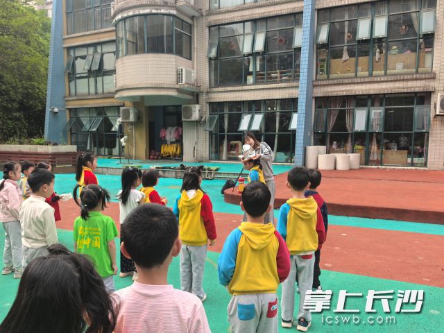 园区安全负责人现场示范防毒面具用法。