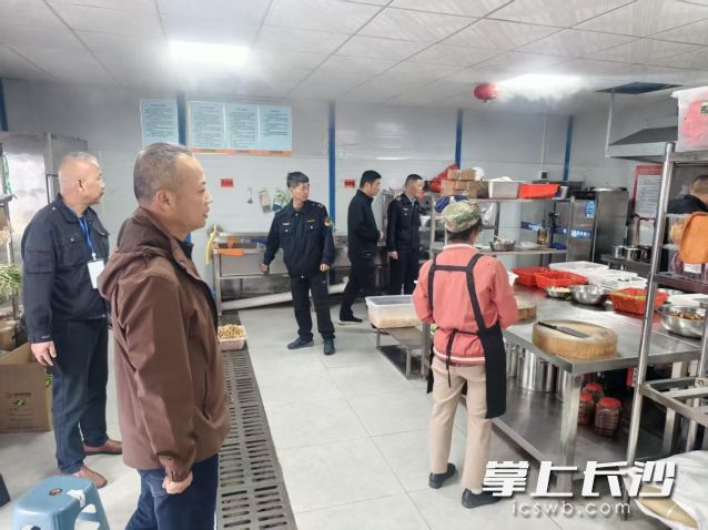 工作人员检查现场。