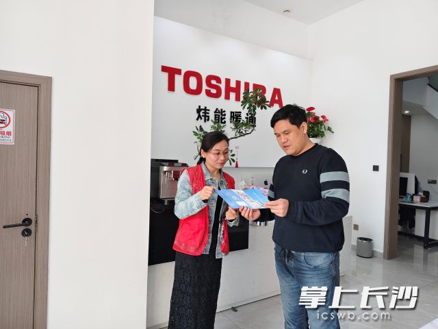 社区网格员向商铺经营者开展安全宣讲。  均为长沙晚报通讯员 付彬供图