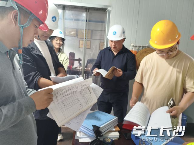 培训采用“现场实操+集中点评”的教学模式。