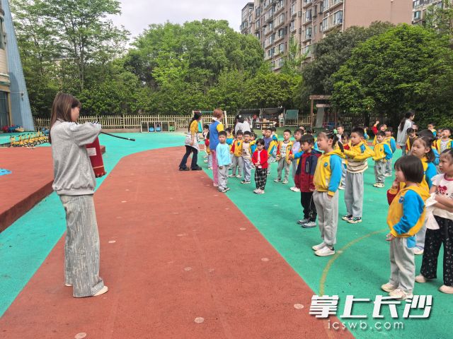 园区安全负责人现场示范干粉灭火器实操用法。  均为长沙晚报通讯员 付彬供图