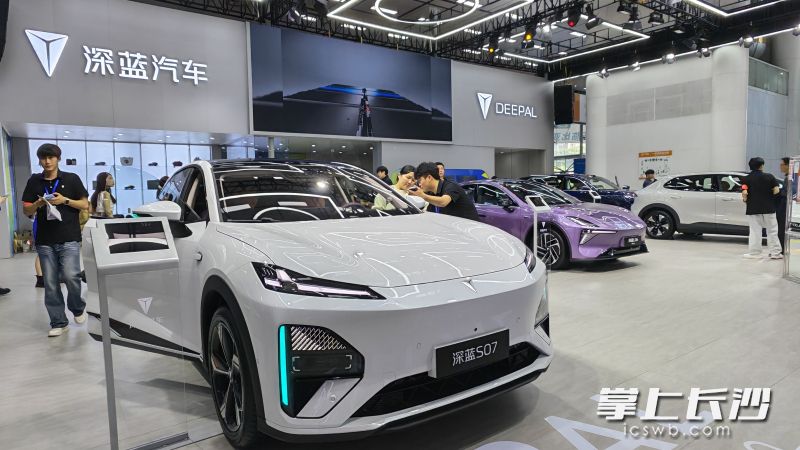 深蓝汽车携6款明星车型登陆湖南车展，并带来宠粉福利。 长沙晚报全媒体记者 曹开阳 摄